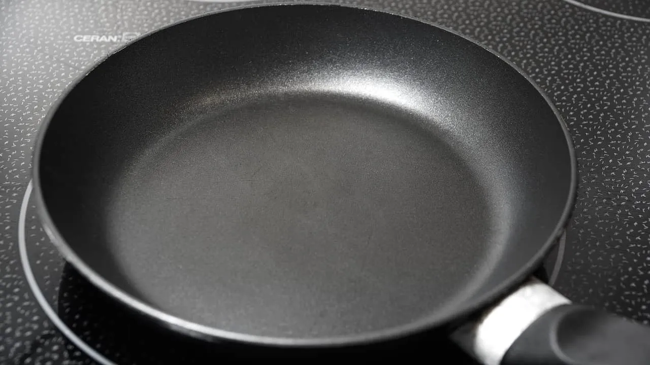Non-stick skillet pan