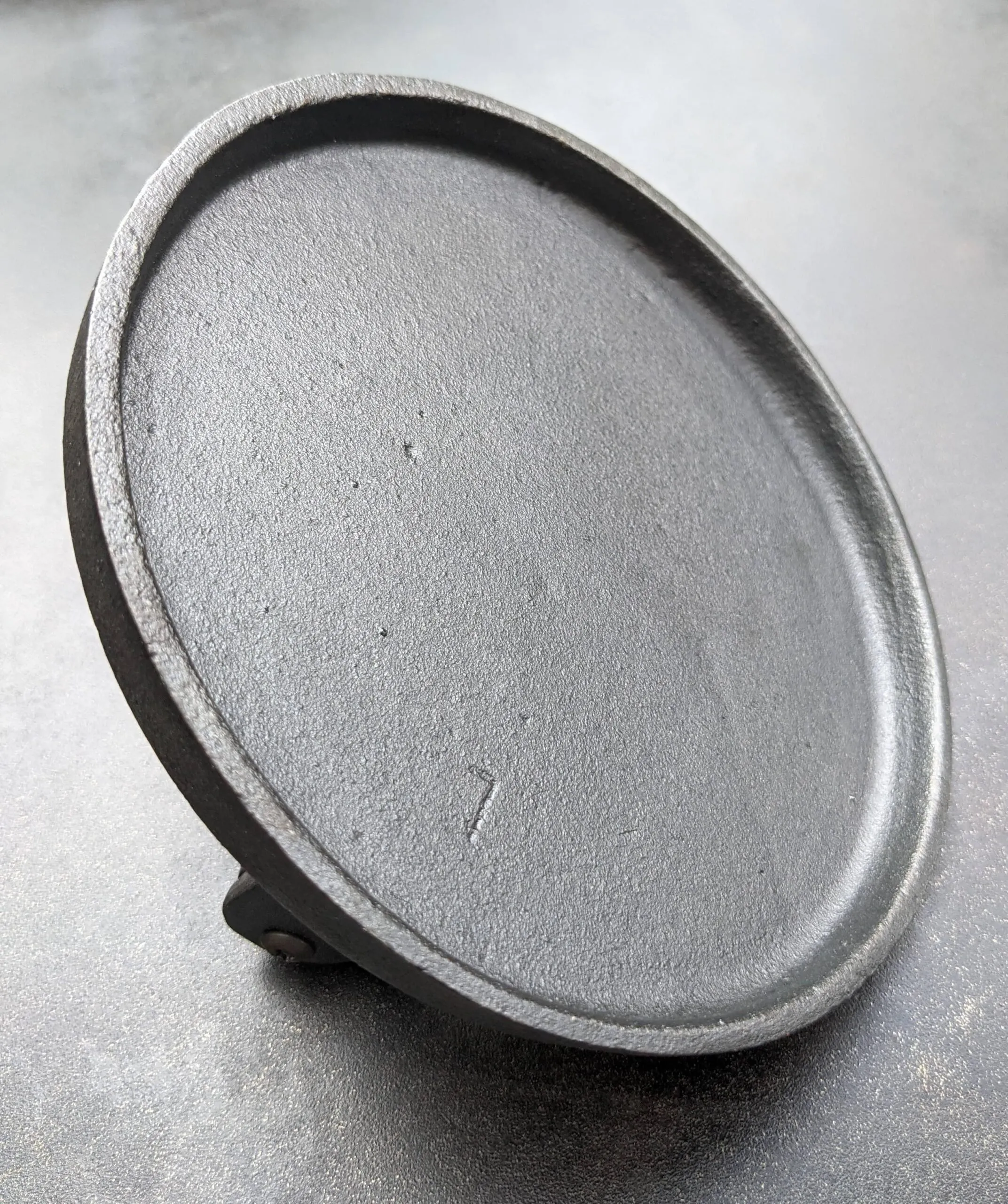 Smash burger press with raised edge